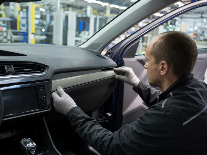 Assemblage définitif de composants automobiles 