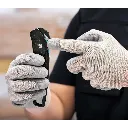 SECUMAX 350 utilisé avec des gants pour couper une corde ou un lien textile