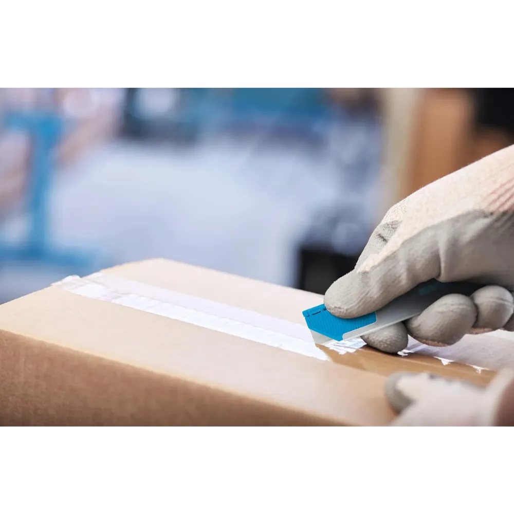 SECUNORM 185 utilisé avec un gant pour ouvrir un carton