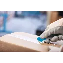 SECUNORM 185 utilisé avec un gant pour ouvrir un carton